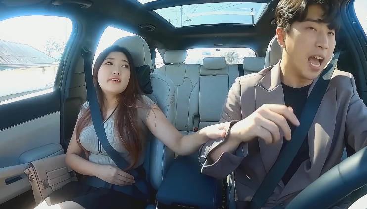 sex nu dong tinh Anh sĩ quan đầu trọc may mắn